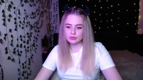 Snapshot of sofia_rosemary chatting on February 18, 3:41 pm sofia_rosemary online show from February 18, 3:41 pm