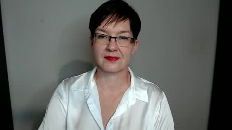 Snapshot of sofie_velvet chatting on December 2, 4:48 pm Sofie Velvet online show from December 2, 4:48 pm