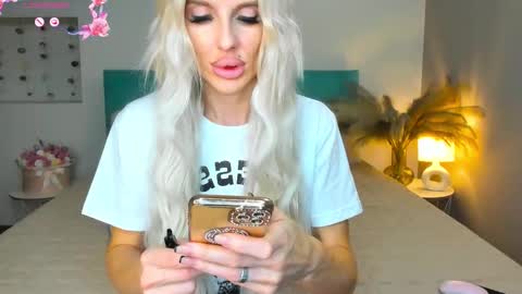 Snapshot of soft_cutie chatting on September 10, 9:16 pm Lana online show from September 10, 9:16 pm