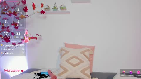 Snapshot of sophiehuntt chatting on December 9, 10:30 pm Sophie Hunt online show from December 9, 10:30 pm