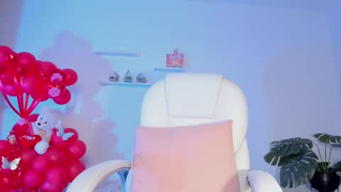 Snapshot of sophiehuntt chatting on February 18, 2:38 am Sophie Hunt online show from February 18, 2:38 am
