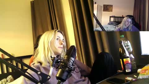 Snapshot of spacegirl42o chatting on December 24, 4:30 pm Spacegirl online show from December 24, 4:30 pm