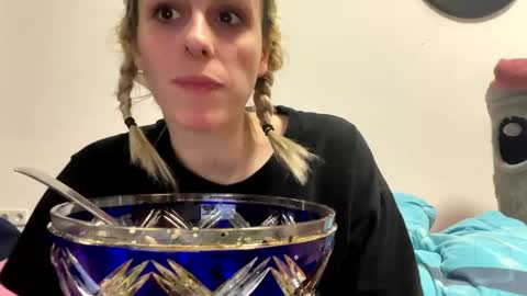 Snapshot of spacegirl42o chatting on December 26, 7:05 pm Spacegirl online show from December 26, 7:05 pm