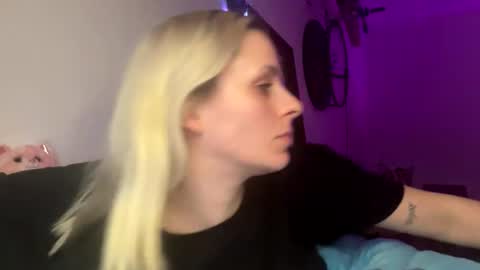 Snapshot of spacegirl42o chatting on December 28, 6:40 pm Spacegirl online show from December 28, 6:40 pm