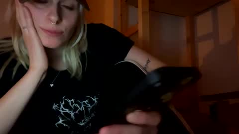 Snapshot of spacegirl42o chatting on January 3, 11:23 pm Spacegirl online show from January 3, 11:23 pm