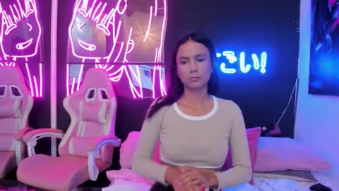 staarlightt online show from December 18, 11:55 pm