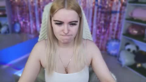 stef_nicks online show from February 12, 9:02 am