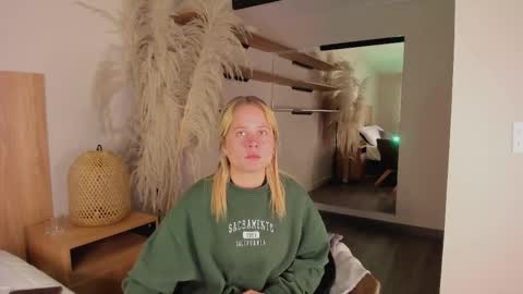 Stefanny   online show from March 8, 12:30 pm