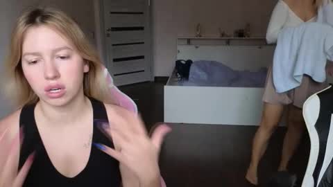 Snapshot of stefany_and_bettany chatting on October 15, 11:22 am Stefany and Bettany online show from October 15, 11:22 am