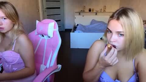 Snapshot of stefany_and_bettany chatting on October 8, 1:39 pm Stefany and Bettany online show from October 8, 1:39 pm