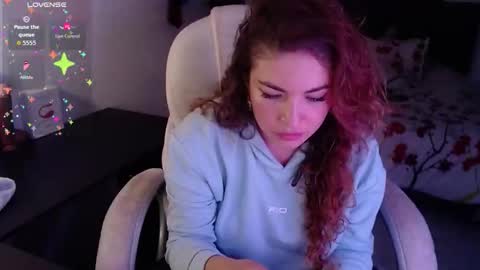 Estefany online show from October 22, 1:31 am