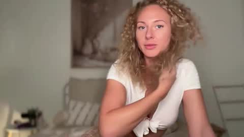 Stella online show from November 6, 7:50 pm