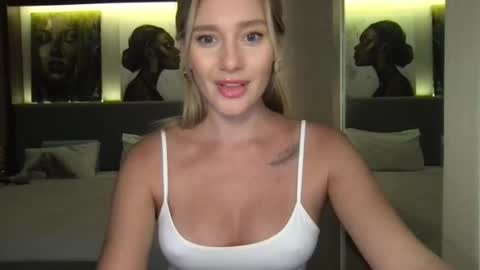 Snapshot of stella_loveu chatting on October 6, 1:18 pm Stella online show from October 6, 1:18 pm