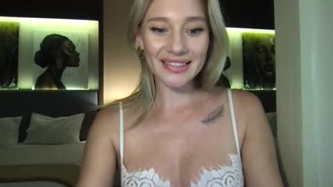 Snapshot of stella_loveu chatting on September 24, 12:45 pm Stella online show from September 24, 12:45 pm