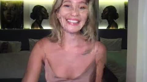 Snapshot of stella_loveu chatting on October 8, 1:39 pm Stella online show from October 8, 1:39 pm