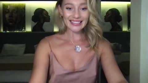 Snapshot of stella_loveu chatting on October 13, 2:19 pm Stella online show from October 13, 2:19 pm
