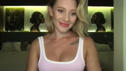 Snapshot of stella_loveu chatting on October 15, 2:51 pm Stella online show from October 15, 2:51 pm