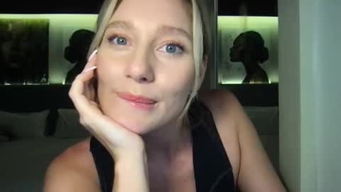 Snapshot of stella_loveu chatting on October 17, 2:32 pm Stella online show from October 17, 2:32 pm