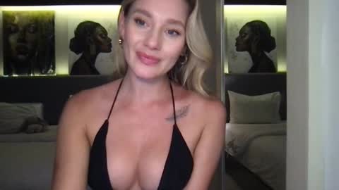 Snapshot of stella_loveu chatting on October 11, 2:43 pm Stella online show from October 11, 2:43 pm