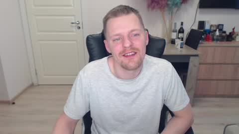 strong_guy_xxx online show from November 28, 8:10 am