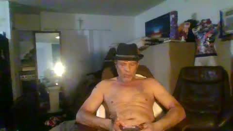 Snapshot of suckitu812 chatting on February 5, 10:51 am SUCKITU812 online show from February 5, 10:51 am