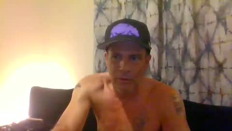 Snapshot of suckitu812 chatting on December 5, 3:31 am SUCKITU812 online show from December 5, 3:31 am