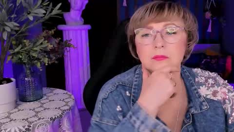 Vivien online show from October 15, 1:45 pm