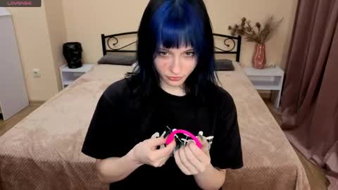 sunny_girl_x online show from April 12, 6:45 pm