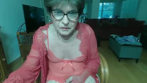 Snapshot of susanandlisa chatting on December 18, 10:13 pm sexualsusan online show from December 18, 10:13 pm