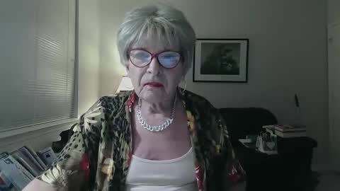 Snapshot of susanandlisa chatting on February 4, 11:16 pm sexualsusan online show from February 4, 11:16 pm