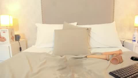 susanthomass online show from February 5, 8:01 pm