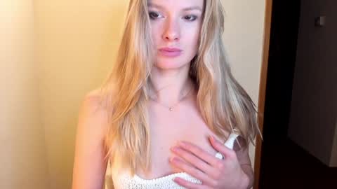 Snapshot of sweet_angel_a chatting on January 4, 10:24 pm Ann - your sweet girl online show from January 4, 10:24 pm