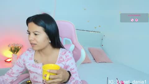 Snapshot of sweet_dania_ chatting on October 7, 8:21 am sweet_dania_ online show from October 7, 8:21 am