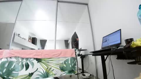 Snapshot of sweet_ella chatting on September 18, 7:45 am online show from September 18, 7:45 am