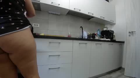 Snapshot of sweet_ella chatting on September 15, 11:01 am online show from September 15, 11:01 am