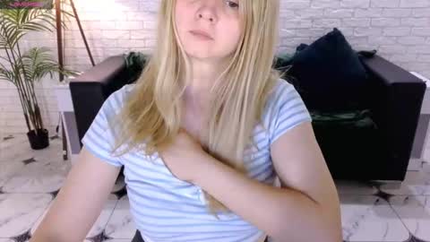 Snapshot of sweet_emily4u chatting on October 4, 6:22 am Emily online show from October 4, 6:22 am
