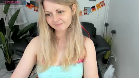 Snapshot of sweet_emily4u chatting on October 13, 11:34 am Emily online show from October 13, 11:34 am