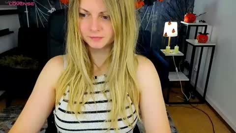 Snapshot of sweet_emily4u chatting on October 20, 6:51 am Emily online show from October 20, 6:51 am