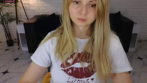 Snapshot of sweet_emily4u chatting on September 13, 6:27 am Emily online show from September 13, 6:27 am