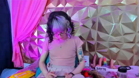 Snapshot of sweet_emmili chatting on February 20, 3:19 pm emmili online show from February 20, 3:19 pm