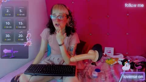 Snapshot of sweet_emmili chatting on October 6, 3:52 pm emmili online show from October 6, 3:52 pm