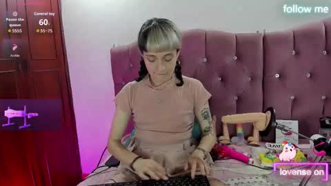 Snapshot of sweet_emmili chatting on October 14, 12:19 pm emmili online show from October 14, 12:19 pm