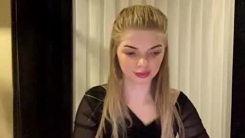 Snapshot of sweet_sinn_ chatting on November 1, 10:20 pm Mira online show from November 1, 10:20 pm