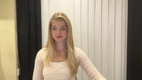 Snapshot of sweet_sinn_ chatting on September 18, 8:35 pm Mira online show from September 18, 8:35 pm