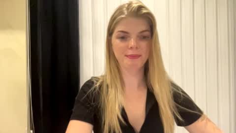 Snapshot of sweet_sinn_ chatting on September 27, 9:23 pm Mira online show from September 27, 9:23 pm