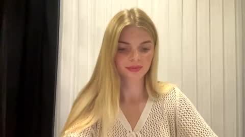 Snapshot of sweet_sinn_ chatting on September 24, 8:37 pm Mira online show from September 24, 8:37 pm