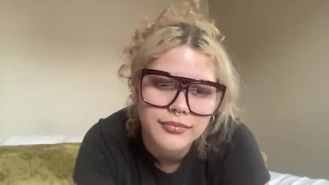 sweetangelbaby2003 online show from April 14, 11:19 pm