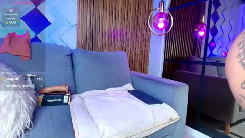 Snapshot of sweetie_foxxxx chatting on October 17, 11:47 am violeta online show from October 17, 11:47 am