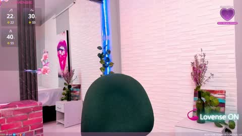 Snapshot of sweetieandjuiicy chatting on February 1, 3:18 pm Call me Nataly online show from February 1, 3:18 pm