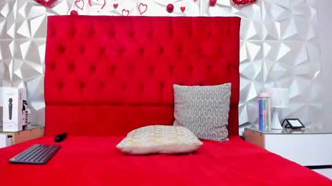 Snapshot of sweetlauren19 chatting on February 25, 8:14 am Lauren online show from February 25, 8:14 am